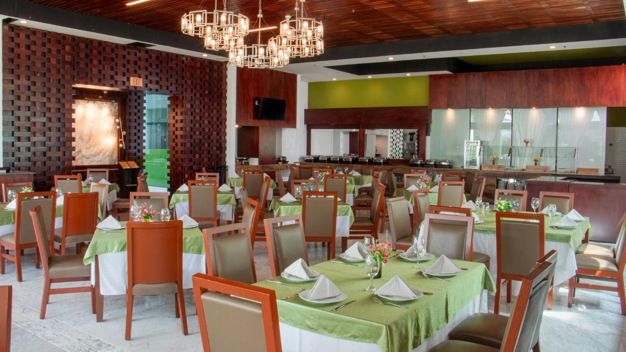 Hotel Queretaro Zona Krystal By Ihg 5*